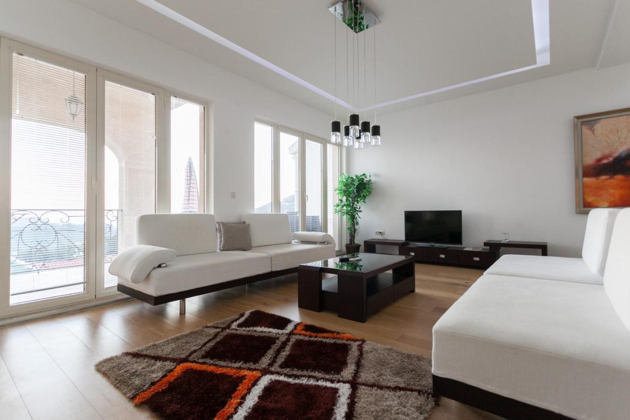 Luxury Apartment *