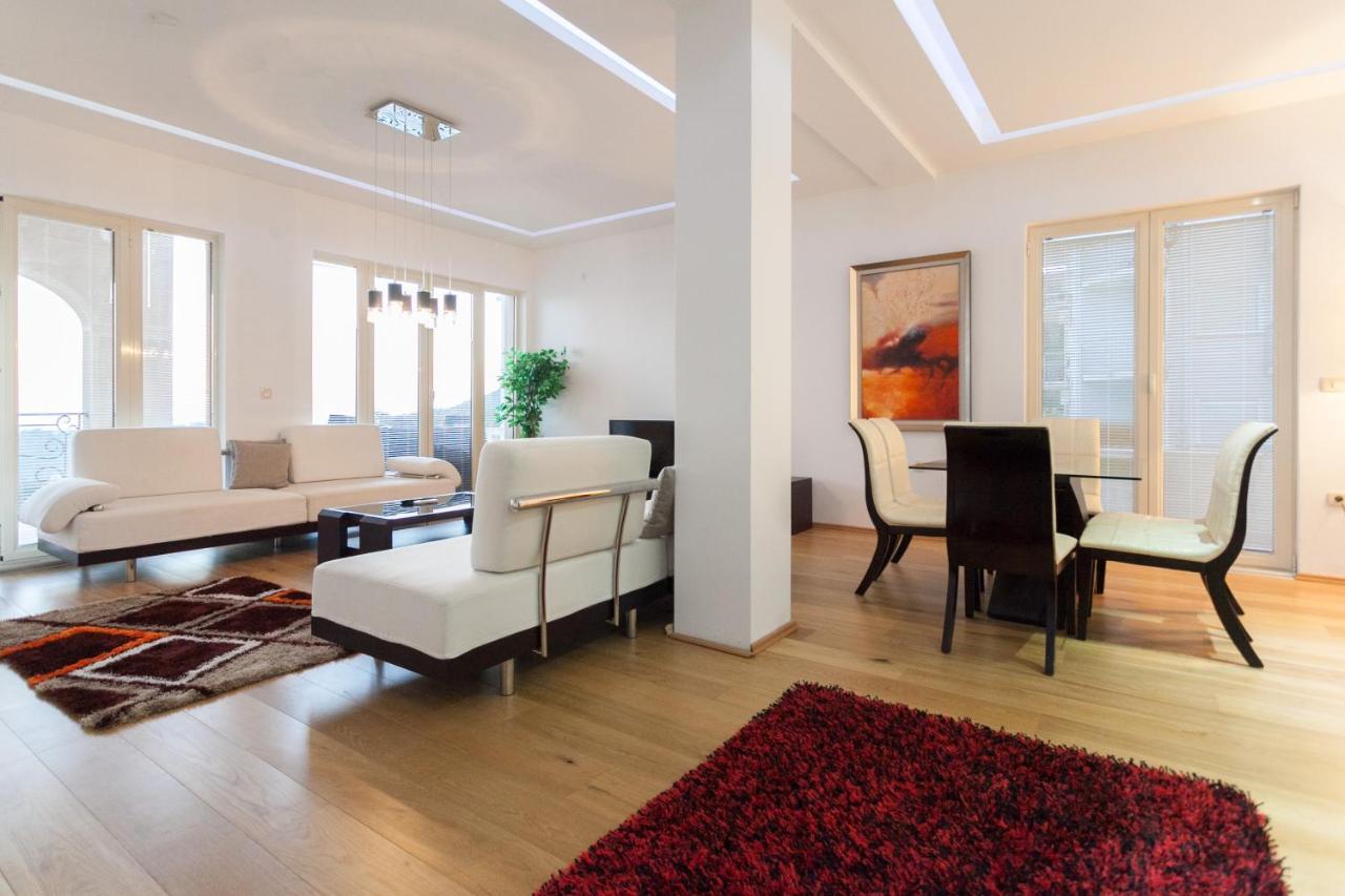 Luxury Apartment *